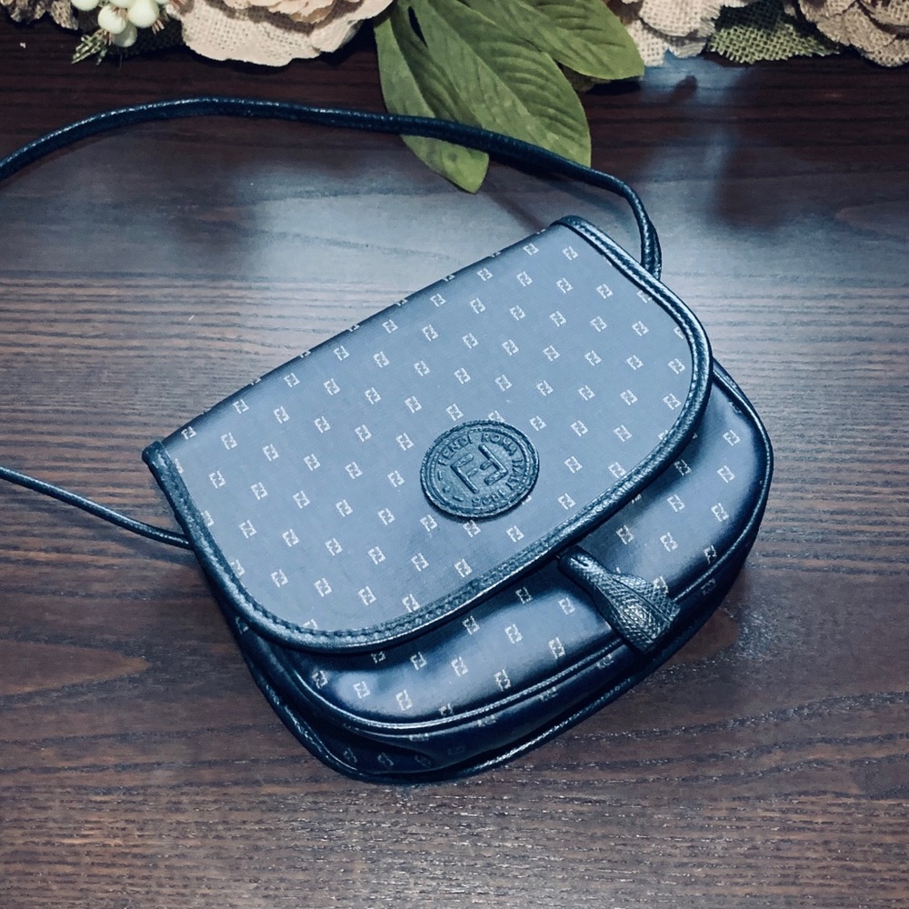 AUTHENTIC  Vintage FENDI purse